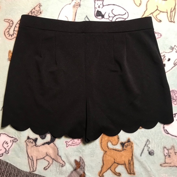 Express Scallop Hem Shorts EUC - Picture 4 of 8